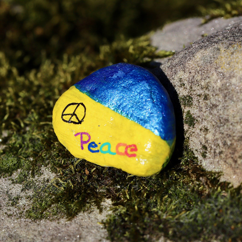 Stone in Unkrainian colors with "Peace" written on it